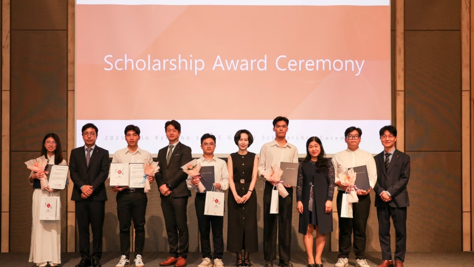 Lotte Scholarship Foundation grants scholarships to 100 Vietnamese students